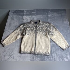 Skjaeveland wool sweater gray white holiday Nordic Norway see sizing